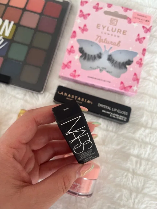 Makeup Bundle — Eyeshadow, lippies, lashes - Picture 6 of 8